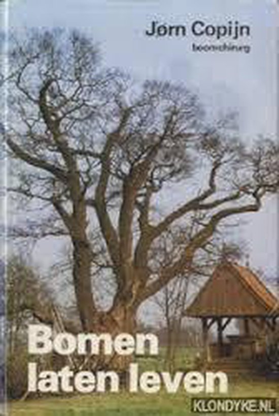 Boekomslag van 'Bomen laten leven' met een grote, kale boom in het midden en een klein houten gebouwtje rechts.