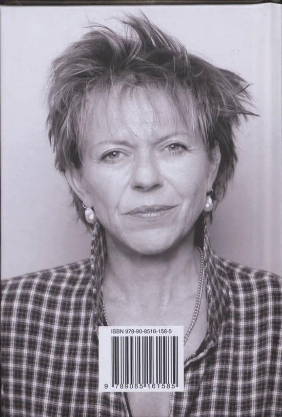Portret van een vrouw met kort, warrig haar, parel-oorbellen en een geruit jasje. ISBN 978-90-8516-158-5