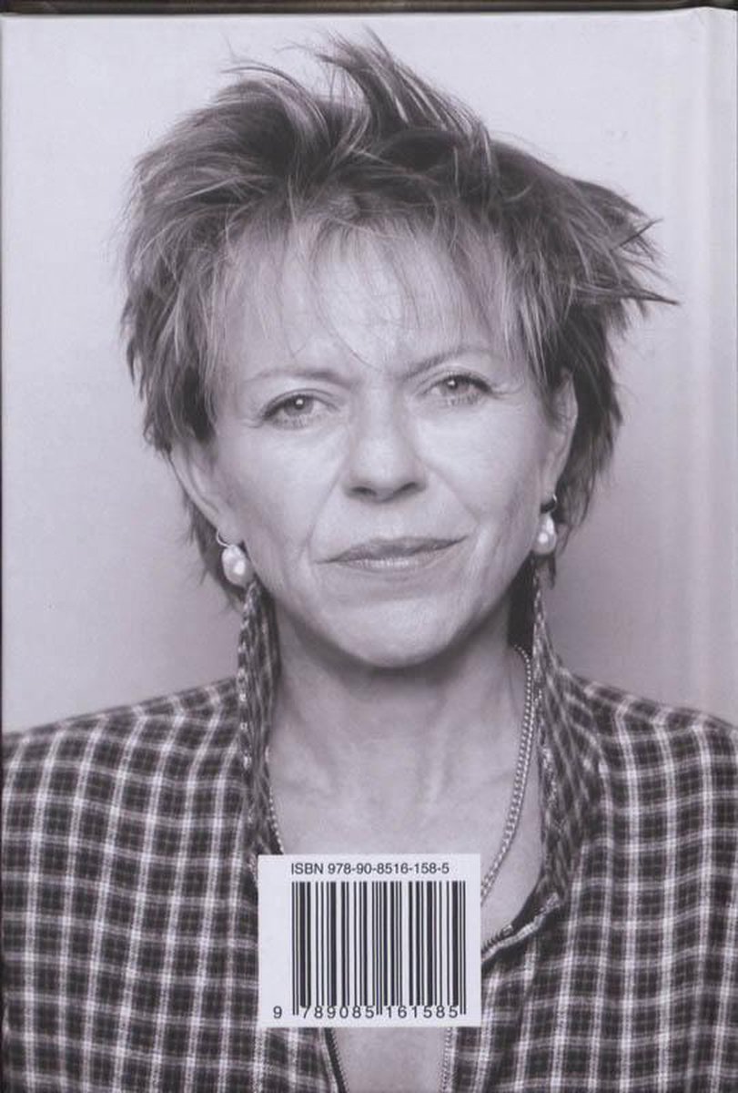 Portret van een vrouw met kort, warrig haar, parel-oorbellen en een geruit jasje. ISBN 978-90-8516-158-5
