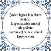 Tegeltje met Spreuk (Tegeltjeswijsheid): Eenden leggen hun eieren in stilte, kippen kakelen daarbij als gekken; daarom eet de hele wereld kippen-eieren + Kado verpakking & Plakhang