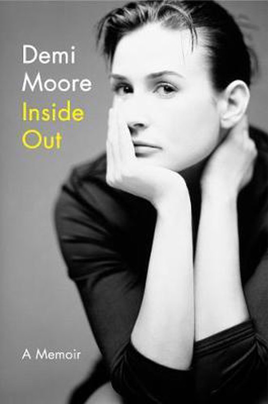 Boek "Inside Out A Memoir" van Demi Moore. Close-up portret van Demi Moore met de hand tegen het gezicht.