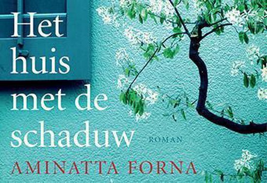 Boekcover: 'Het huis met de schaduw' Roman Aminatta Forna. Een lichtblauwe muur met een raam en een bloeiende tak.