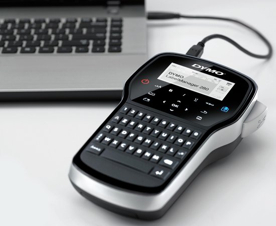 Zwarte DYMO LabelManager 280 labelprinter met AZERTY-toetsenbord, verbonden met een laptop.