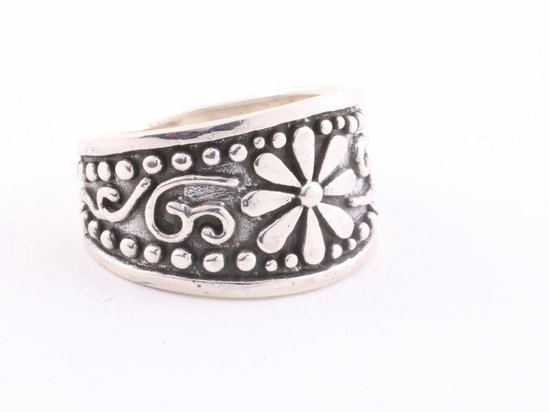 Bewerkte zilveren ring met bloemgravering - maat 18.5