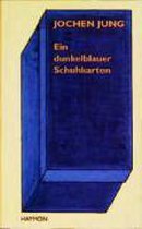 Ein dunkelblauer Schuhkarton