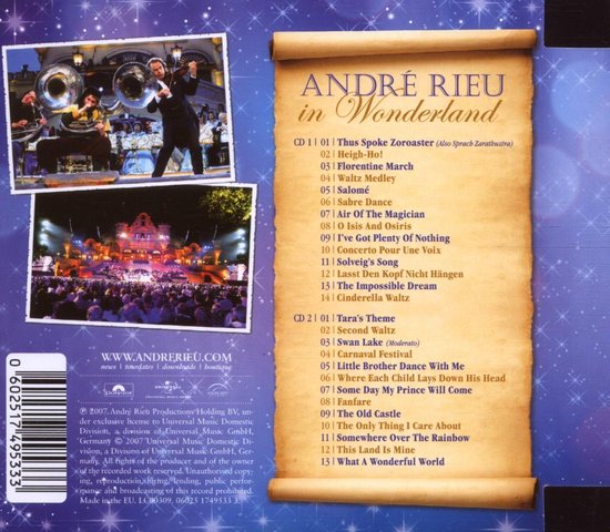 Achterkant van de CD "André Rieu in Wonderland", met de tracklist op een perkamentrol en een scène van een concert.