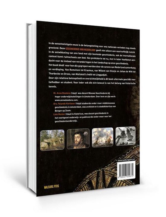 Achterkant van een boek met tekst en vier afbeeldingen: prehistorische stenen, een man, een slagveld en schepen. Walburg Pers.