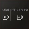 Tekst "DARK" en "EXTRA SHOT" met kopje-iconen.