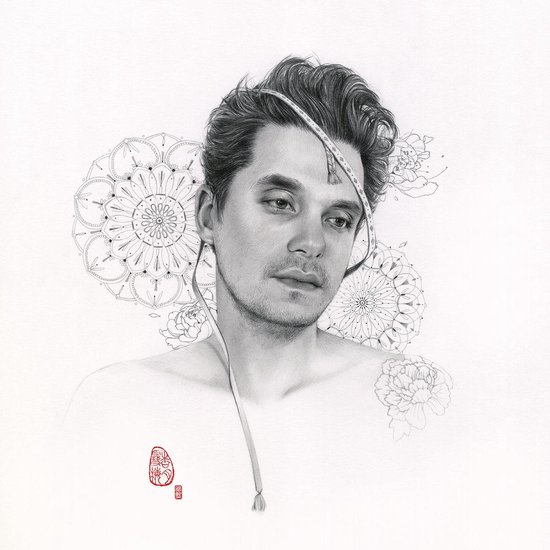 Potloodtekening van een man met opgeschoren haar, met een meetlint om zijn hoofd en nek. Mandalas en bloemen op de achtergrond.