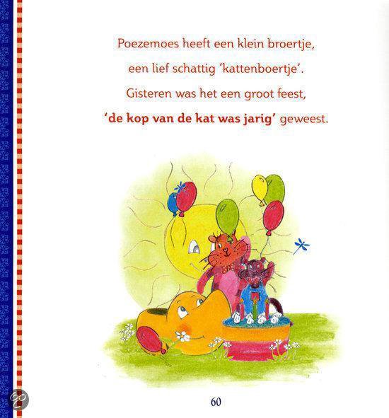 Een kat viert een verjaardag met een gele klomp, ballonnen en een taart. Een klein katje kijkt toe.