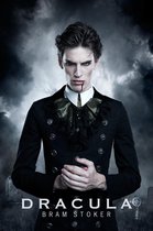 Een mannelijke vampier met bleke huid, donker haar en rode lippen, draagt een zwart jasje met veel knopen, een wit overhemd en een groene strik. Dracula.