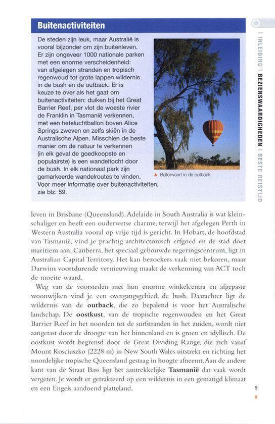 Luchtballon zweeft boven bomen en outback in Australië.
