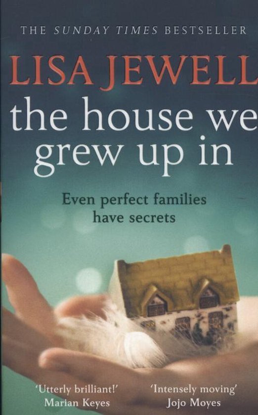 Couverture du livre 'the house we grew up in' de Lisa Jewell, avec une petite maison dans des mains et le texte 'Even perfect families have secrets'.