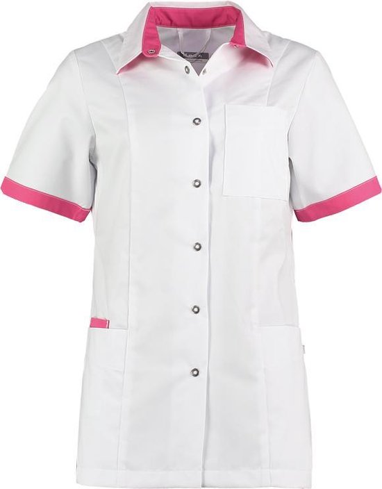 Witte zorgjas met korte mouwen, schokkend roze kraag en manchetten, met borstzak.