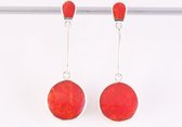 Lange ronde zilveren oorstekers met rode koraal steen