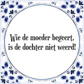 Tegeltje met Spreuk (Tegeltjeswijsheid): Wie de moeder begeert, is de dochter niet weerd! + Kado verpakking & Plakhanger