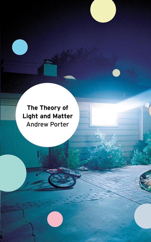 Boek kaft met de titel 'The Theory of Light and Matter' door Andrew Porter. De kaft is 's nachts, met een felle schijnwerper die op een huis schijnt. Er zijn cirkels in verschillende kleuren op de kaft.