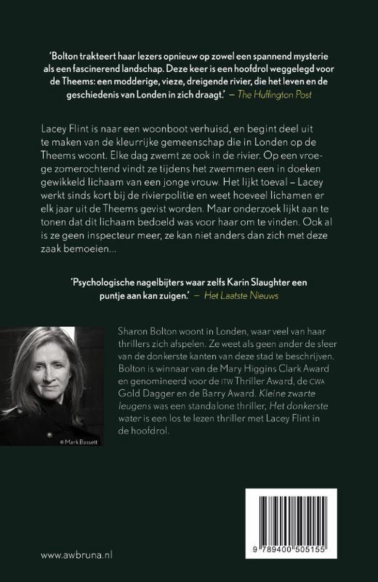 Portret van de auteur Sharon Bolton, met linksonder een handtekening.