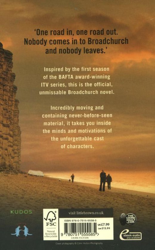 Achterkant boek "Broadchurch". Zonsondergang aan een kust, drie figuren lopen op het strand. Tekst "One road in, one road out."