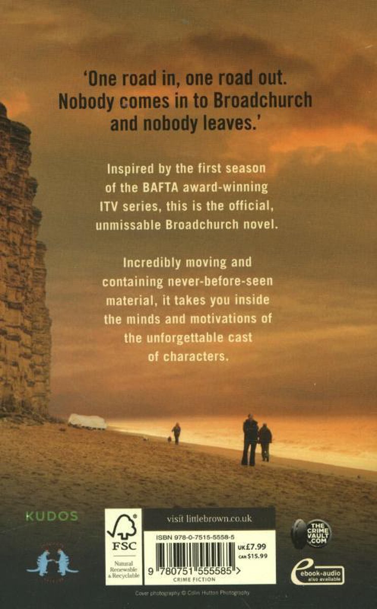 Achterkant boek "Broadchurch". Zonsondergang aan een kust, drie figuren lopen op het strand. Tekst "One road in, one road out."