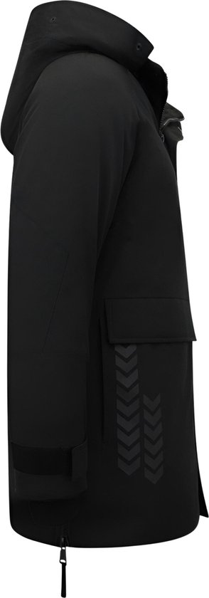 Zijkant van een zwarte lange parka jas met capuchon, zakken en grafische print.