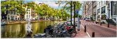 Vlag - Rij Fiets Geparkeerd langs de Gracht in Amsterdam - 60x20 cm Foto op Polyester Vlag