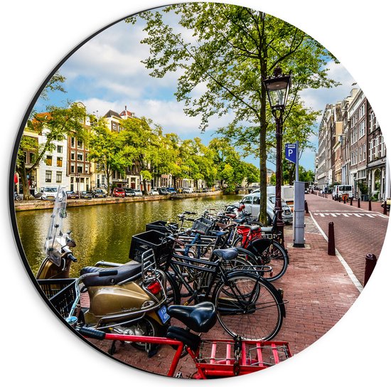 Dibond Muurcirkel - Rij Fiets Geparkeerd langs de Gracht in Amsterdam - 20x20 cm Foto op Aluminium Muurcirkel (met ophangsysteem)