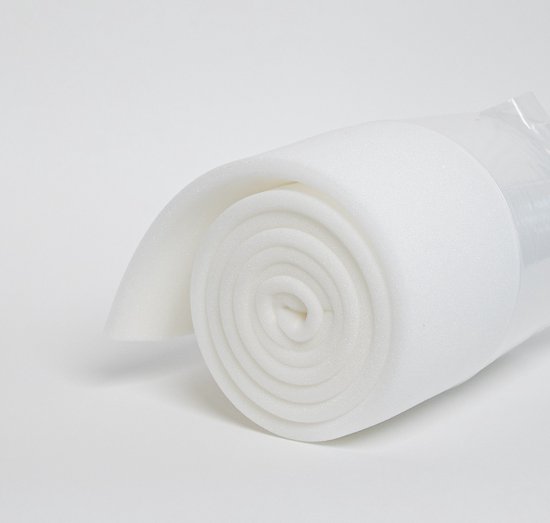 Een witte schuimrubberen matraswig is opgerold in plastic verpakking, op een witte achtergrond.