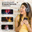 Vrolijke vrouw met een PowerLocus P19 koptelefoon op en houdt een smartphone vast, met beelden van muziekoptredens.
