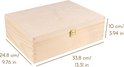 Een gesloten houten kist met afmetingen 33,8 cm / 13,31 in, 24,8 cm / 9,76 in, en 10 cm / 3,94 in.