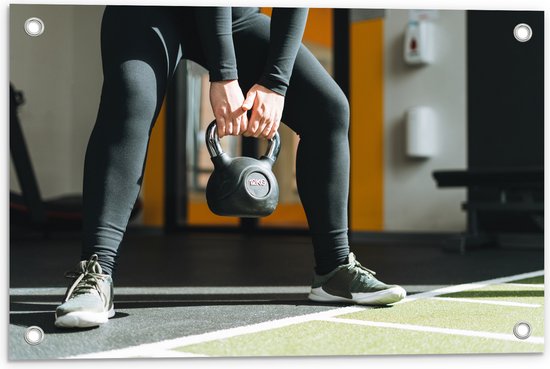 Tuinposter – Vrouw aan het Trainen met Kettlebell - 60x40 cm Foto op Tuinposter (wanddecoratie voor buiten en binnen)