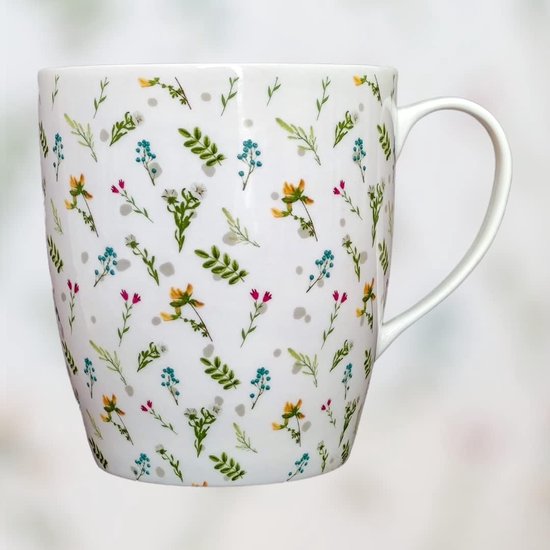 Un Ensemble De Tasses à Thé Et Soucoupes Avec Un Motif Floral Dessus.