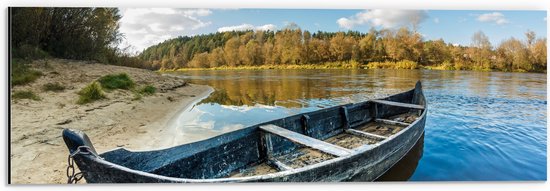 Dibond - Oude Blauwe Houten Boot aangespoeld bij Meer - 60x20 cm Foto op Aluminium (Met Ophangsysteem)