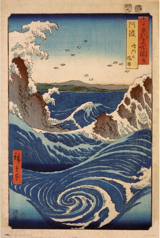 Een Japanse houtsnede van Hiroshige met woeste golven, rotsen en een draaikolk in de zee. Chinese tekst in oranje en rode rechthoeken.