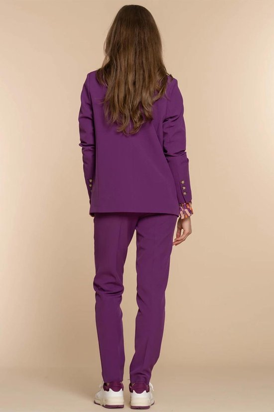 Paars Geisha blazer en broek gedragen door een model van achteren gezien. De blazer heeft goudkleurige knopen op de mouwen.