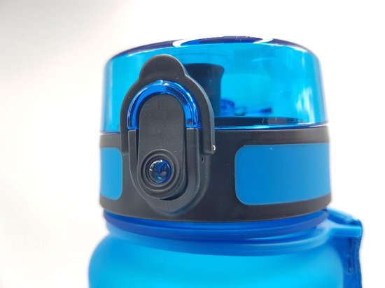 Close-up van de blauwe drinkfles dop van King Mungo met het vergrendelmechanisme.