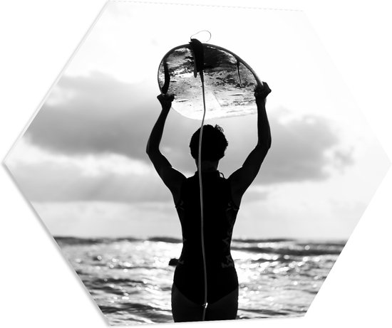 PVC Schuimplaat Hexagon - Achteraanzicht van Persoon met Surfplank boven het Hoofd (Zwart-wit) - 70x60.9 cm Foto op Hexagon (Met Ophangsysteem)