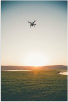 Poster Glanzend – Drone Vliegend boven Grasveld aan het Water bij Zonsondergang - 80x120 cm Foto op Posterpapier met Glanzende Afwerking