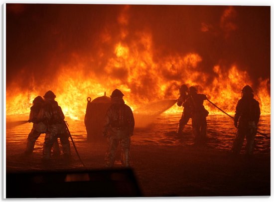 PVC Schuimplaat - Rij Brandweermannen bij Grote Brand - 40x30 cm Foto op PVC Schuimplaat (Met Ophangsysteem)