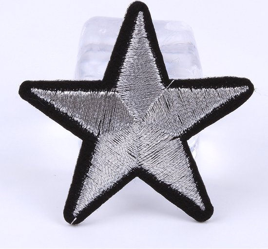 Zilverkleurige ster-patch met zwarte rand, op een ijspak, met witte achtergrond.