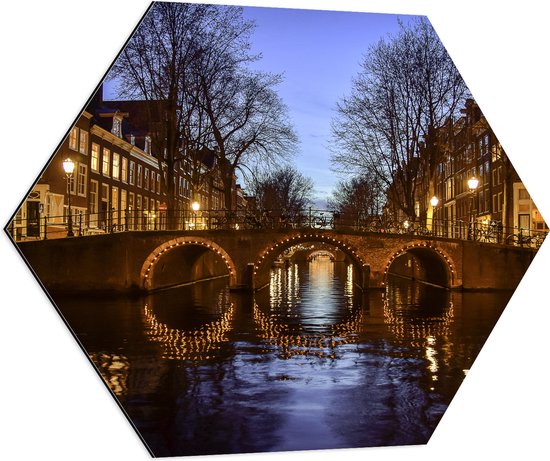 Dibond Hexagon - Verlicht Bruggetje over Amsterdamse Grachten - 70x60.9 cm Foto op Hexagon (Met Ophangsysteem)