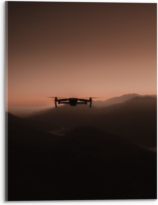 Acrylglas - Silhouet van Drone Vliegend door de Bergen - 30x40 cm Foto op Acrylglas (Wanddecoratie op Acrylaat)