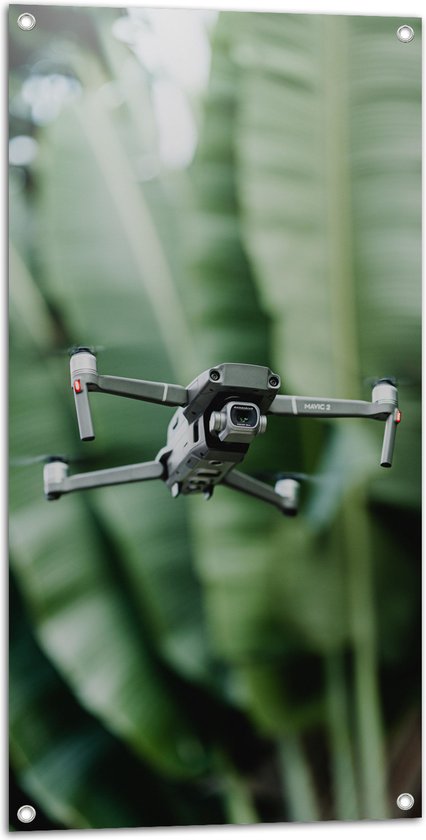 Tuinposter – Drone Vliegend tussen de Groene Palmbladeren - 50x100 cm Foto op Tuinposter (wanddecoratie voor buiten en binnen)