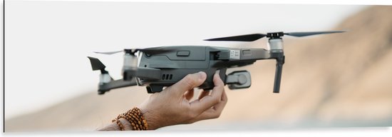 Dibond - Drone in Handen van Mensen - 120x40 cm Foto op Aluminium (Met Ophangsysteem)