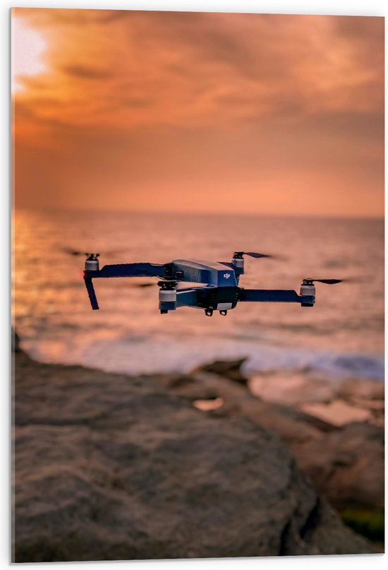 Acrylglas - Drone Vliegend boven Rots in het Water - 50x75 cm Foto op Acrylglas (Wanddecoratie op Acrylaat)