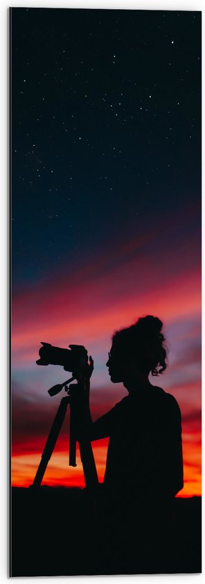 Dibond - Silhouet van Vrouw achter Camera bij Zonsondergang - 30x90 cm Foto op Aluminium (Wanddecoratie van metaal)