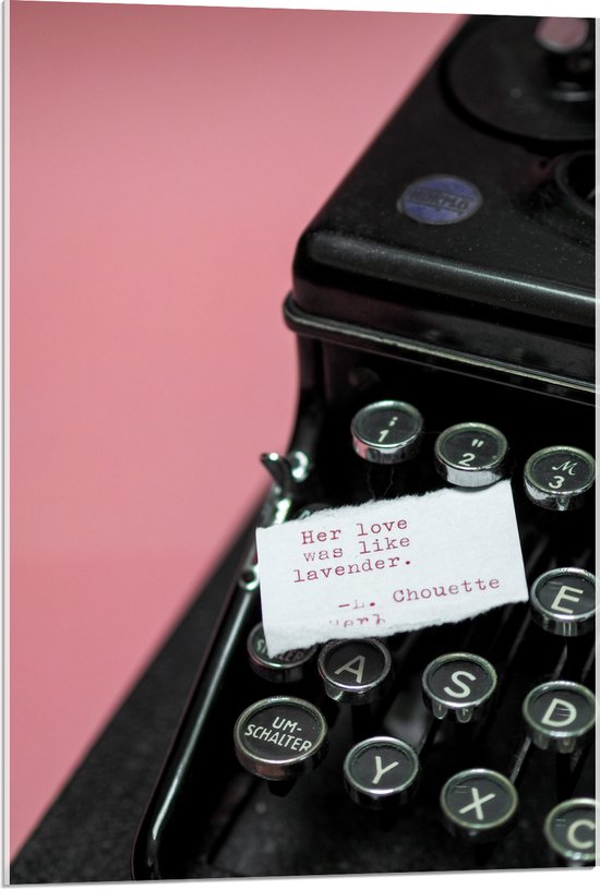 Acrylglas - Quote op Wit Papier Liggend op Zwarte Vintage Typemachine op Roze Achtergrond - 60x90 cm Foto op Acrylglas (Wanddecoratie op Acrylaat)