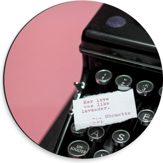 Dibond Muurcirkel - Quote op Wit Papier Liggend op Zwarte Vintage Typemachine op Roze Achtergrond - 30x30 cm Foto op Aluminium Muurcirkel (met ophangsysteem)