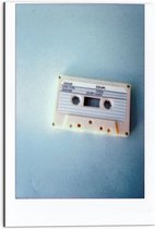 Dibond - Foto met Wit kader van Wit Cassettebandje - 50x75 cm Foto op Aluminium (Met Ophangsysteem)
