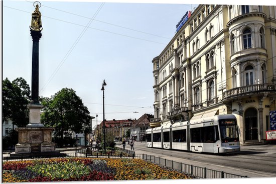 Dibond - Tram Rijdend bij Wit Gebouw - 90x60 cm Foto op Aluminium (Wanddecoratie van metaal)